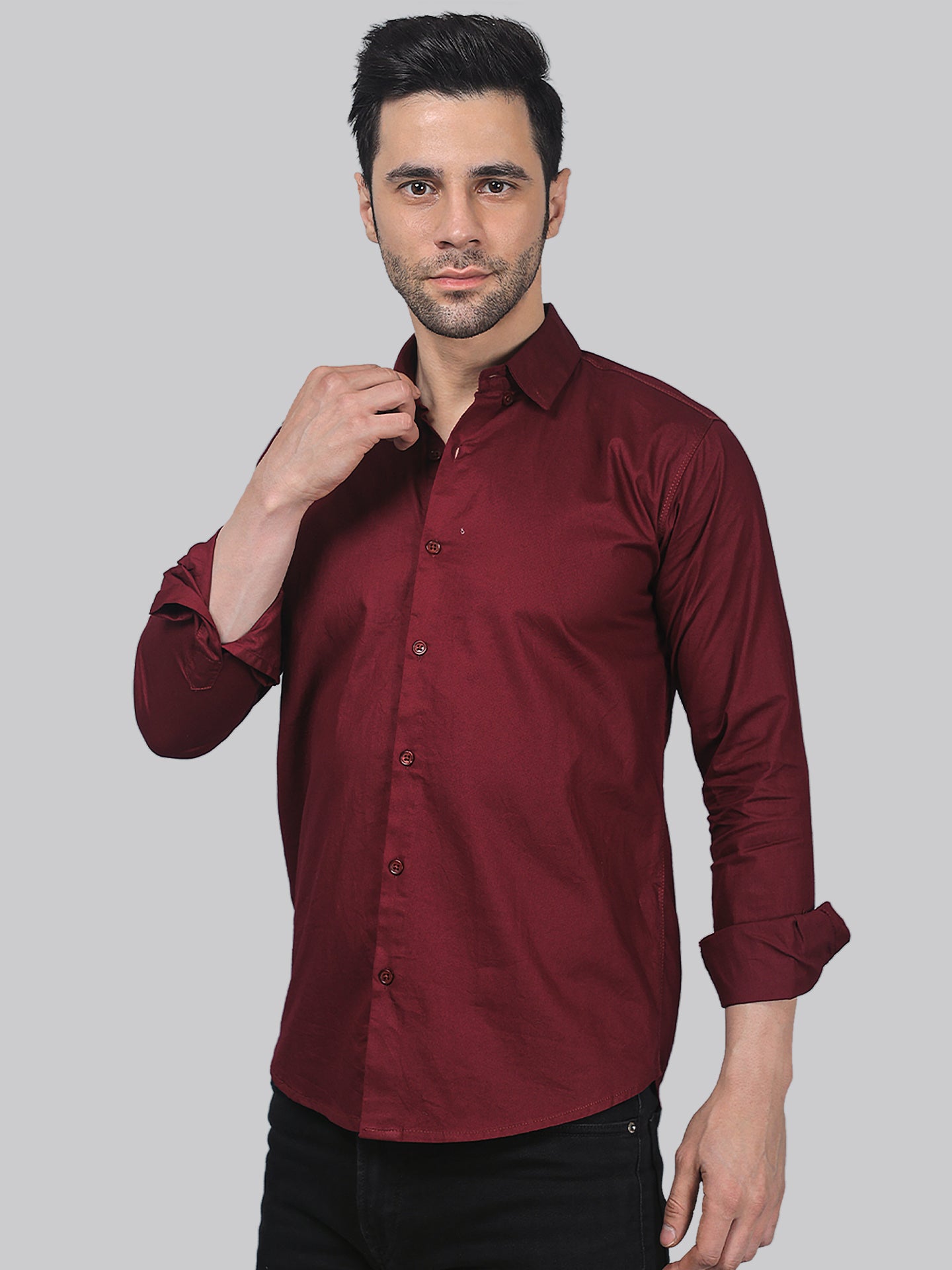 Are there any specific design features or details unique to poplin fabric shirts?