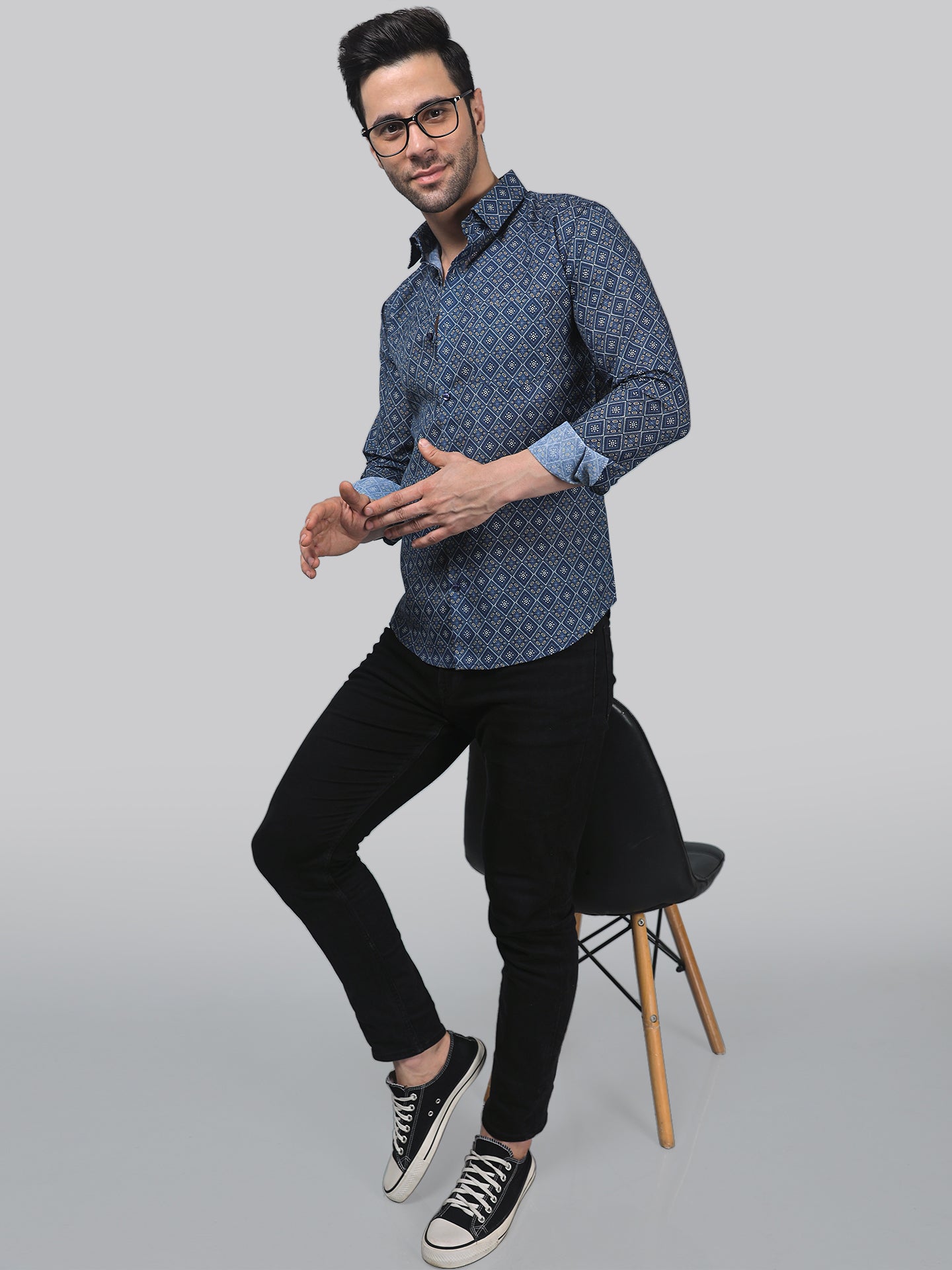 What is the composition of the poplin fabric used in this shirt?