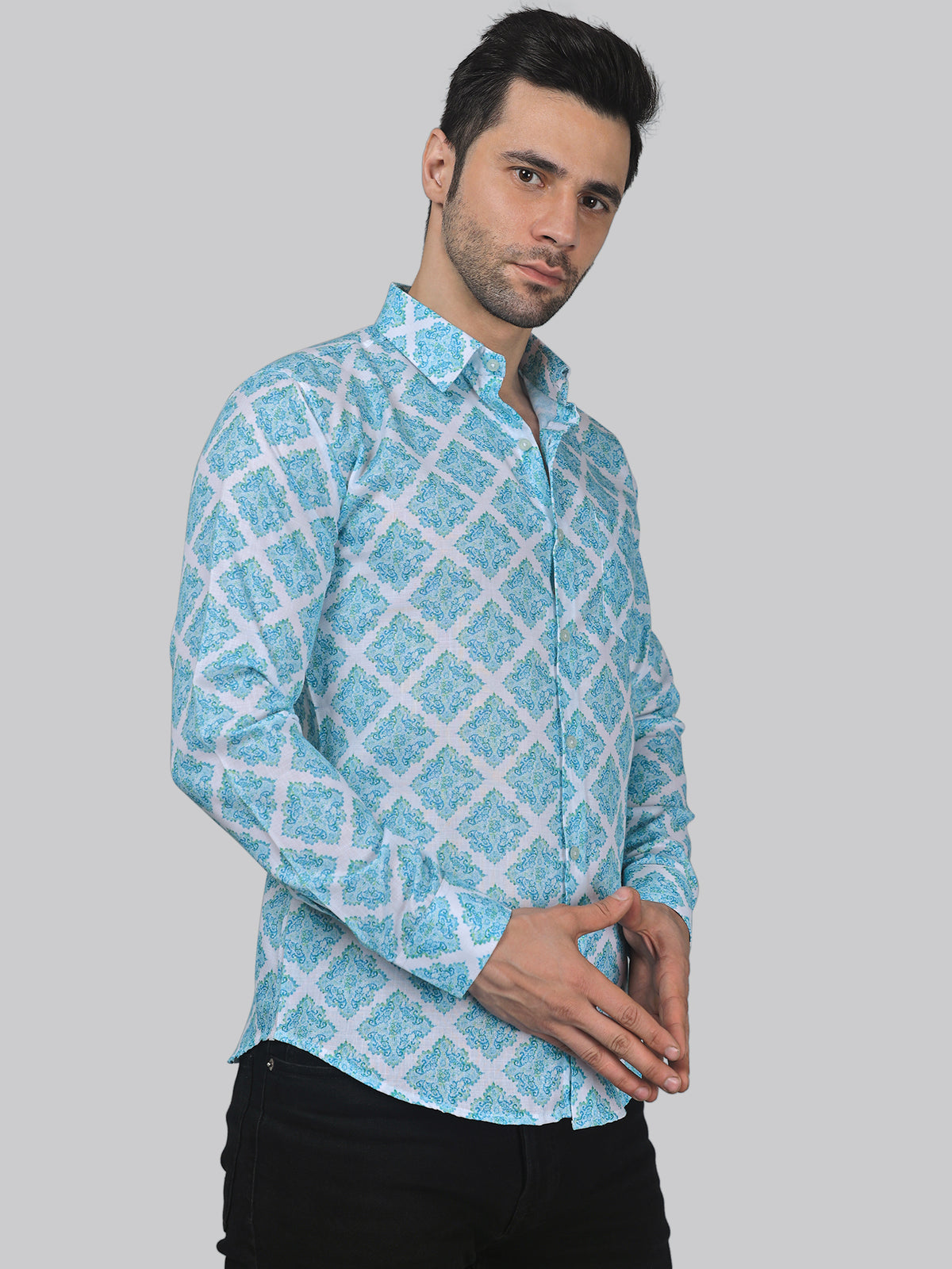 What distinguishes a slim fit Oxford cotton shirt from a regular fit?
