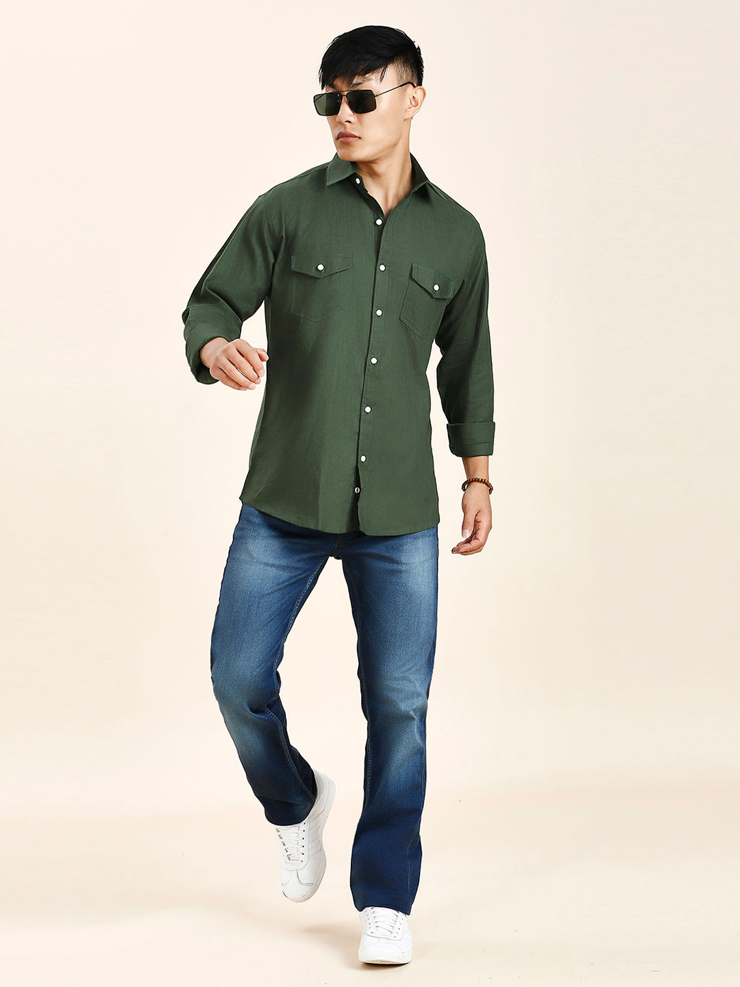 Green solid cotton-linen double-pocket shirt for men front view