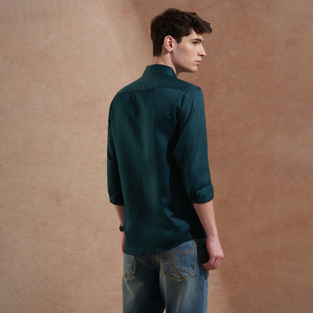 Men Dark Green Solid Spread Collar Slim Fit Casual Shirt with Dual Flap Pockets