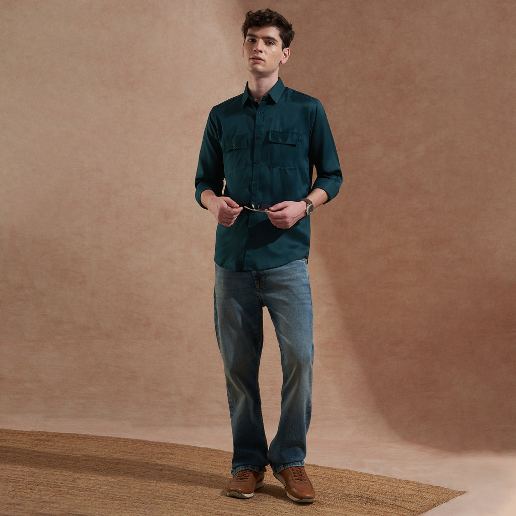 Men Dark Green Solid Spread Collar Slim Fit Casual Shirt with Dual Flap Pockets