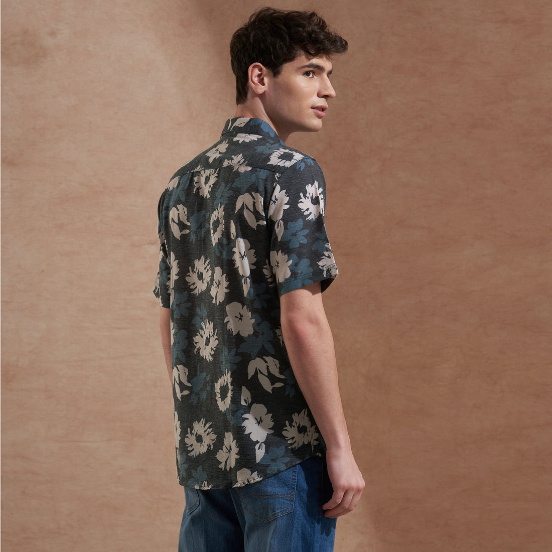 Men Charcoal Grey Floral Printed Slim Fit Casual Shirt Short Sleeve