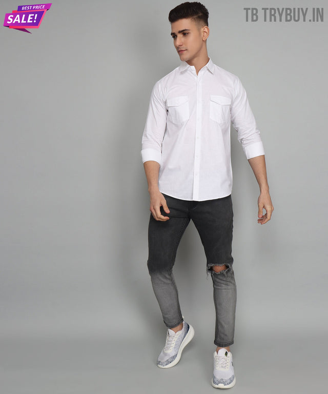
a man in a wit overhemd en zwart jeans afbeelding van TryBuy
