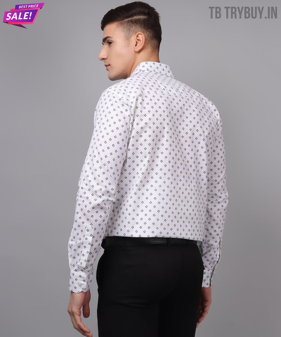 
صورة a man wearing a أبيض قميص و أسود pants من TryBuy
