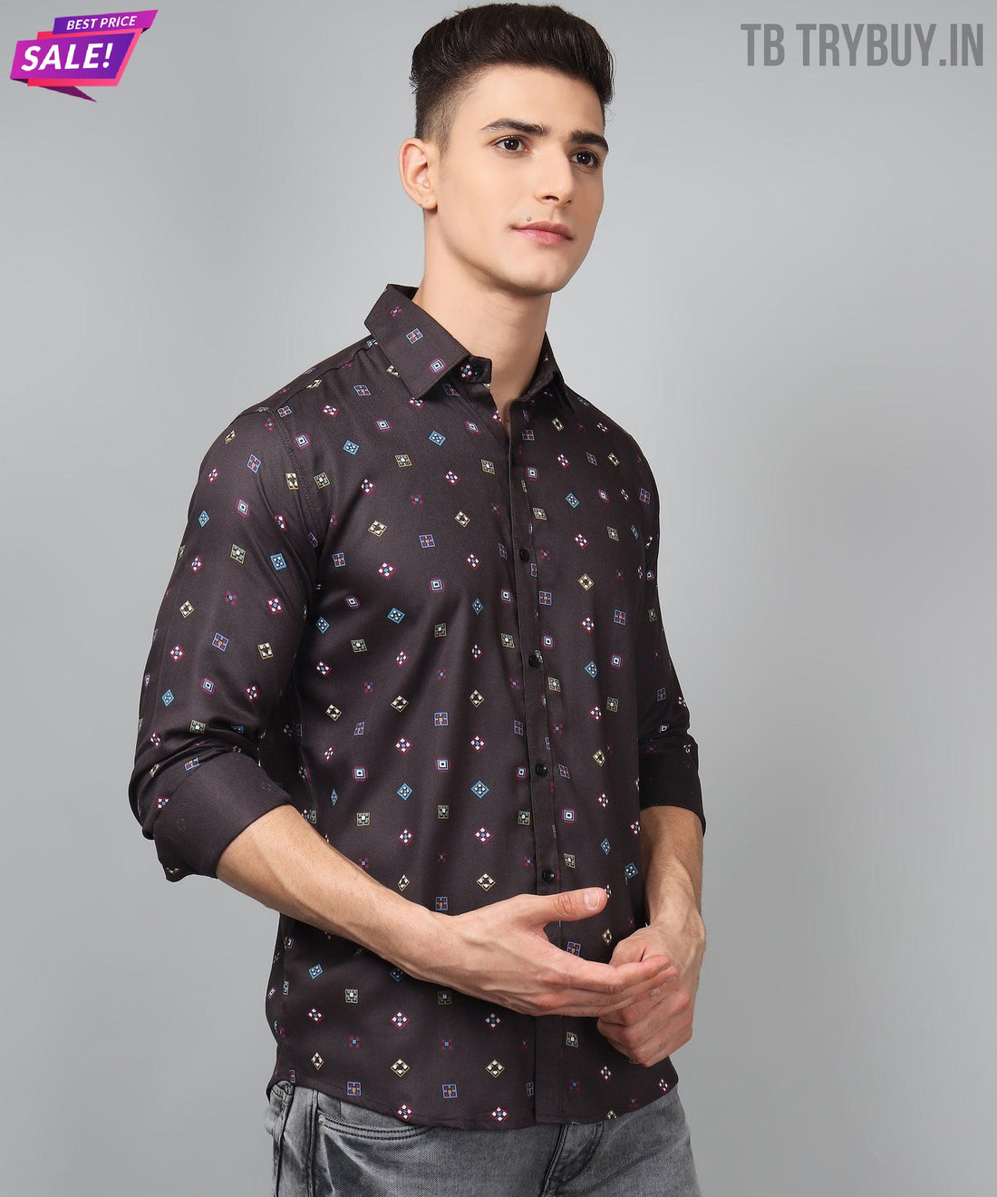 
a man wearing a zwart overhemd en jeans afbeelding van TryBuy
