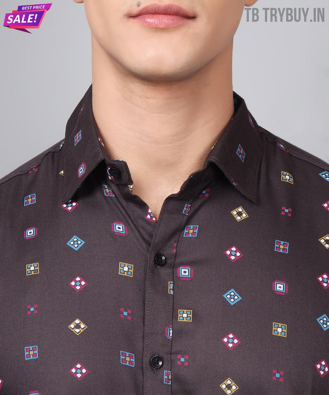 
a close up of a person wearing a overhemd afbeelding van TryBuy
